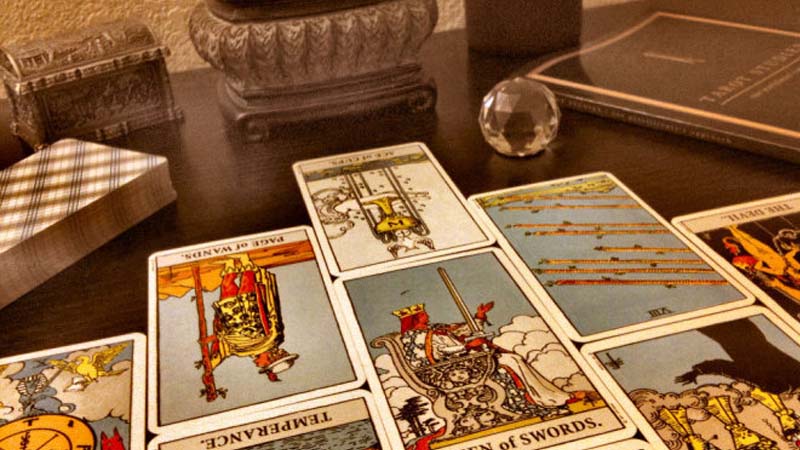 Tarot là gì? Tarot Reader là gì? 7 điều bạn cần biết về bói bài Tarot